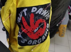 Туляки заметили в детском отделе магазина одежды куртку с провокационным рисунком
