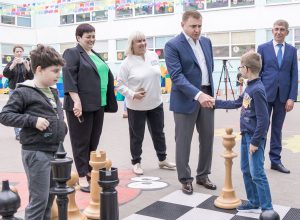 Алексей Дюмин сыграл с тульскими школьниками в шахматы