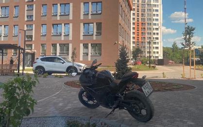 В Туле мотоциклист припарковался на детской площадке жилого комплекса