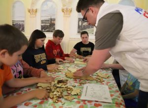 Волонтёры организовали для детей Донбасса интерактивную игру «Россия в деталях»