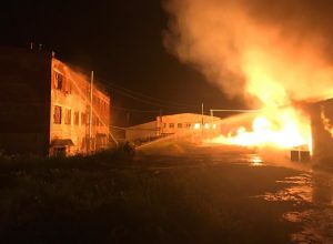 В Дубне почти час тушили пожар на производстве вспененного полиэтилена