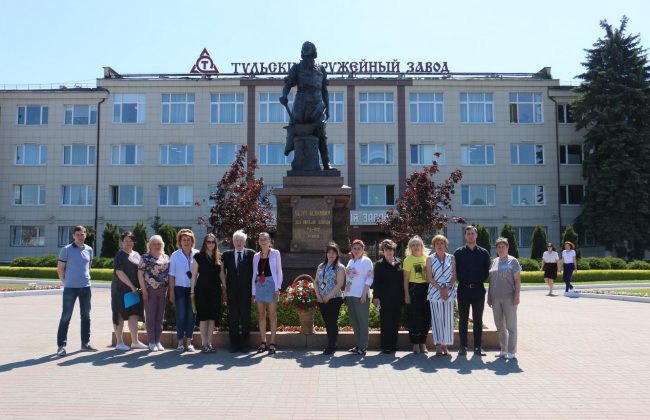 Сотрудники Императорского Тульского оружейного завода возложили цветы к памятнику Петра I