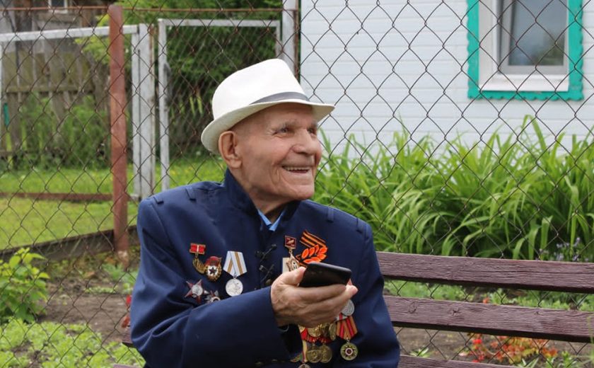 Алексей Дюмин поздравил ветерана Михаила Рыбкина со 105-летием