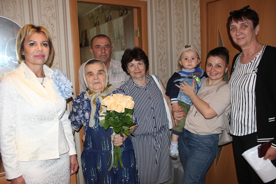 Ольга Слюсарева поздравила ветерана с юбилеем