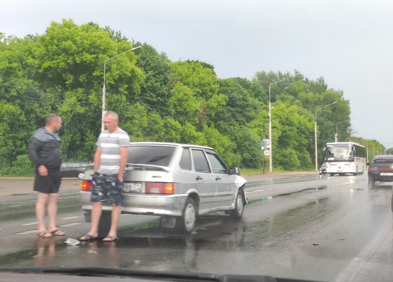 В Туле из-за двух ДТП на Новомосковском шоссе образовалась пробка