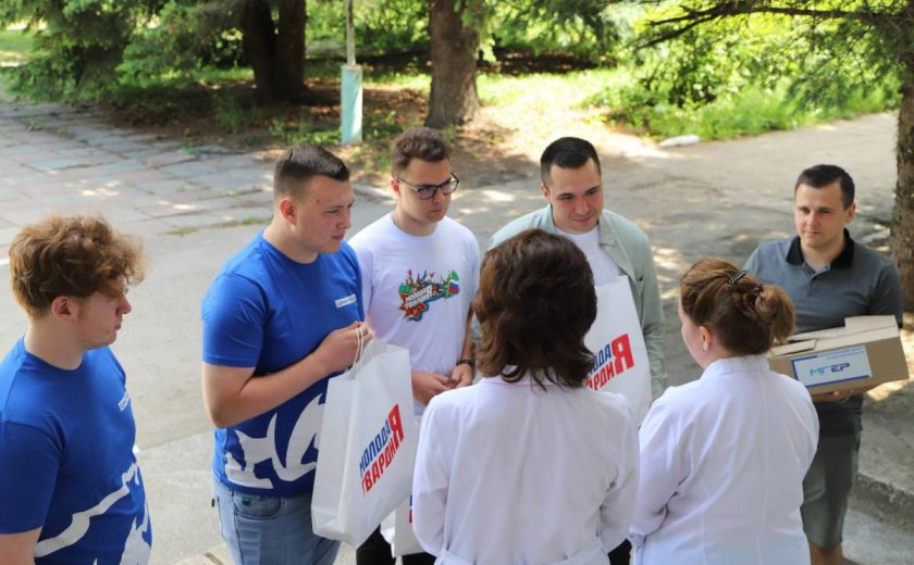 Волонтеры провели акцию «Спасибо врачам» в Новомосковске