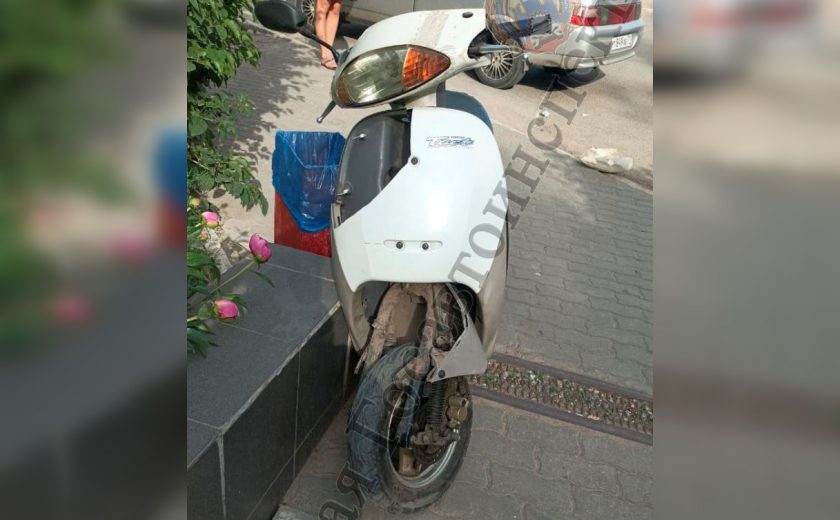 В Туле в Городском переулке женщина на ВАЗе сбила водителя скутера