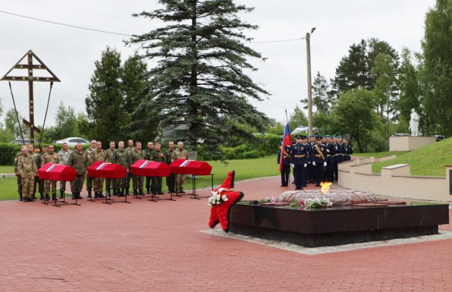 В Белевском районе прошла церемония захоронения останков 43 красноармейцев