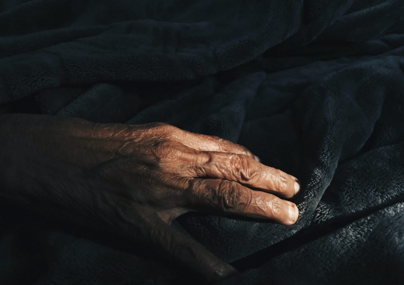 90-летняя пенсионерка из Тулы поверила мошенникам и выбросила им в окно 400 тыс. рублей