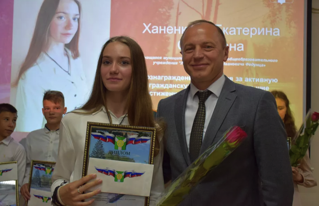 В Узловском районе наградили выдающихся представителей молодежи