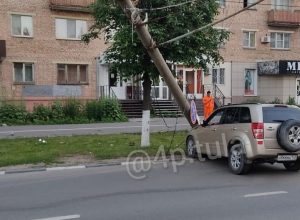 В Туле на Красноармейском проспекте водитель снес столб и сбежал с места ДТП