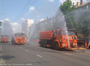 В Туле работники ООО «САХ» увлажняют дороги и тротуары из-за жары