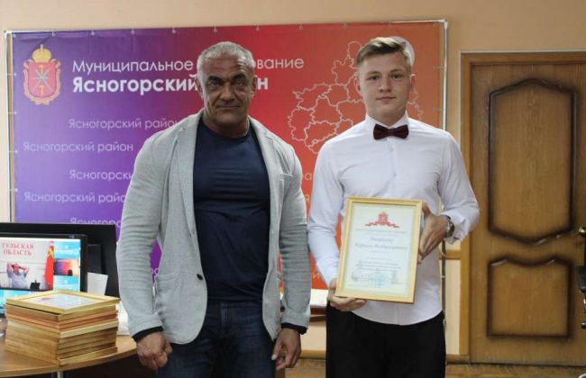 Владимир Мухин наградил активную молодежь Ясногорска