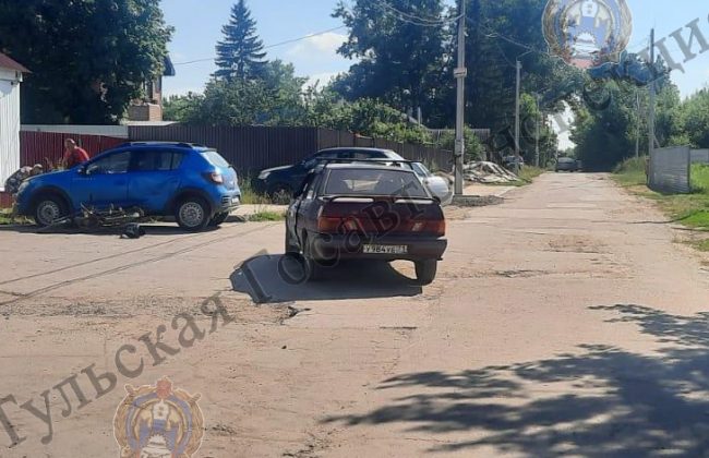 В Щекине 15-летний подросток на мопеде влетел в ВАЗ и Renault