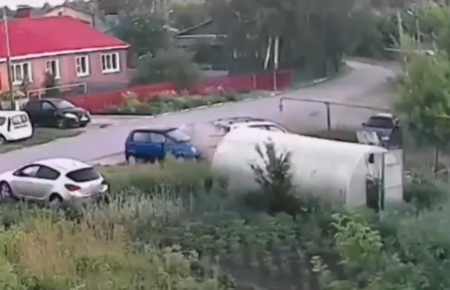 В Новомосковске водитель устроил утренние гонки и врезался в автомобиль