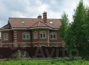 В Туле трехэтажный дом с хрустальными люстрами и зеркальными дверьми продают за 65 млн рублей