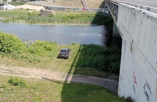 Брошенная под мостом в Туле машина принадлежала утонувшим мужчинам