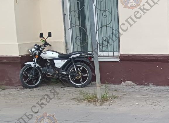 В Белеве 15-летний мотоциклист без прав въехал в здание музея железнодорожного вокзала