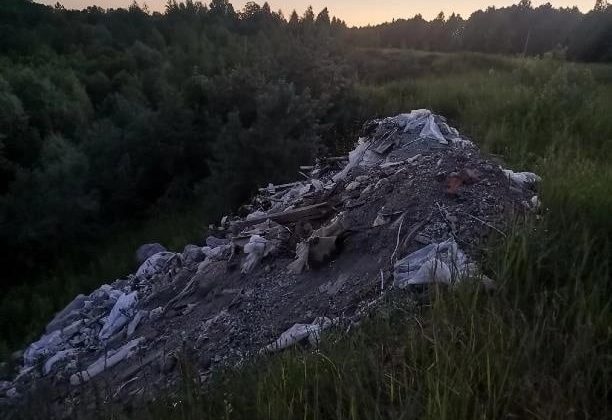 Жители Алексина пожаловались на гору строительного мусора рядом с Окой