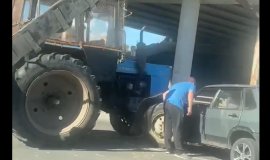 Момент ДТП с трактором в Новомосковске попал на запись видеорегистратора