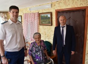 Александр Гамбург поздравил жительницу Щекинского района со 100-летием