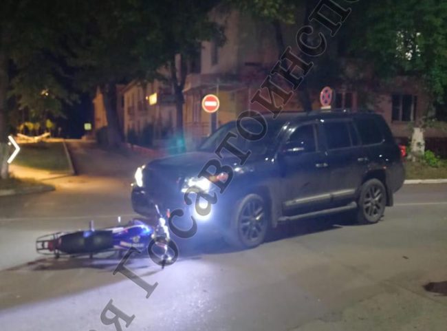 В Ясногорске 17-летний водитель мопеда без прав попал под колеса внедорожника