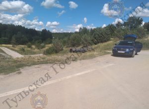 В Заокском районе на трассе М-2 «Крым» перевернулся кроссовер «Volkswagen Touareg»