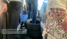 «Не толпимся, проходим»: в Туле водитель перевозил шины вместе с пассажирами