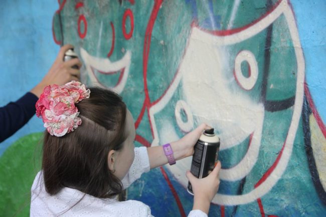 Волонтеры «Единой России» помогли создать новое граффити в рамках регионального проекта «Стены смыслов»