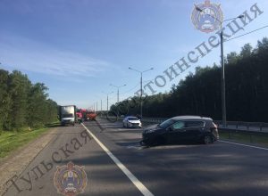 В Заокском районе на трассе М-2 водитель на Kia Sportage влетел в ограждение и столкнулся с грузовой ГАЗелью