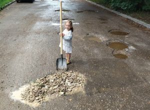 «Девочка сделала больше администрации!»: жители Алексина сами ремонтируют разбитые дороги